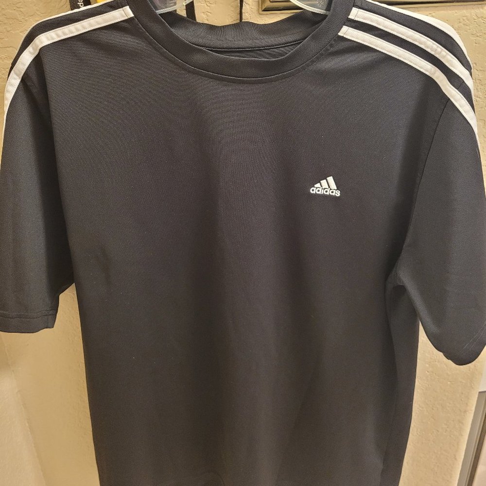 Adidas t-shirt large